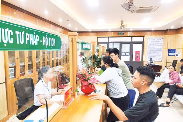 Cán bộ Trung tâm phục vụ hành chính công xã An Lão (Hải Phòng) giải quyết thủ tục hành chính cho người dân.