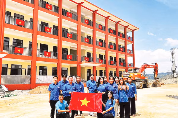 Đoàn viên thanh niên tham gia công tác dọn dẹp vệ sinh tại công trình Trường Phổ thông nội trú liên cấp Xín Mần. Ảnh: Tiến Văn