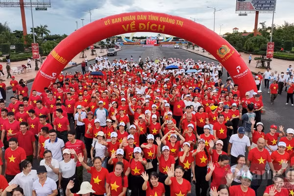 Đông đảo cán bộ, chiến sĩ, người dân hăng hái tham gia chương trình “Cùng Việt Nam tiến bước năm 2026”.