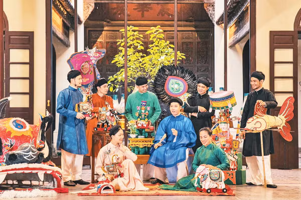 Nhóm nghệ nhân trẻ tại triển lãm “Lưu trăng”.