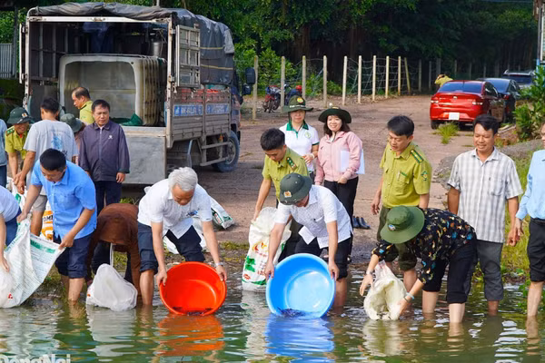 Các cán bộ và nhân viên của Khu Bảo tồn thiên nhiên - văn hóa Đồng Nai thực hiện chương trình thả cá. 