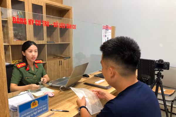 Cán bộ Công an phường Móng Cái 2 hướng dẫn người dân làm thủ tục hành chính.