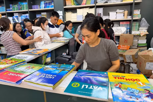 Nhiều phụ huynh vẫn gặp khó khăn khi mua sách giáo khoa. Ảnh | Phước Sáng