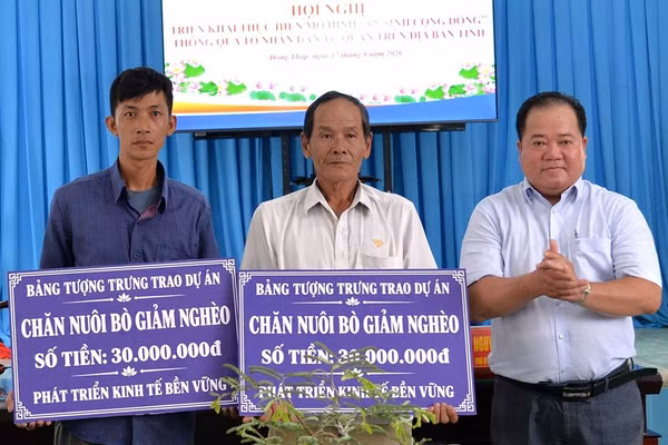 Người dân xã Phú Thành nhận hỗ trợ Dự án Chăn nuôi bò phát triển sinh kế. Ảnh: LÊ NGUYÊN