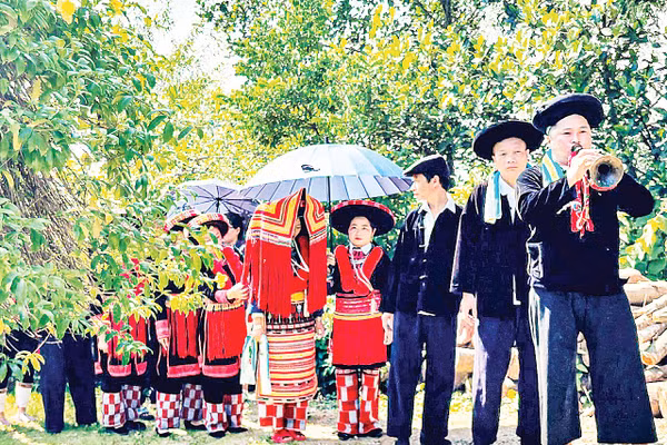 Đoàn rước dâu (săn cha) có điệu kèn dẫn đường.