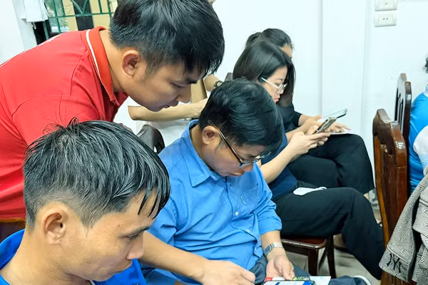 Nhân viên kỹ thuật của Viettel Ninh Bình hướng dẫn cài đặt và đăng nhập ứng dụng điện thoại thông minh. 