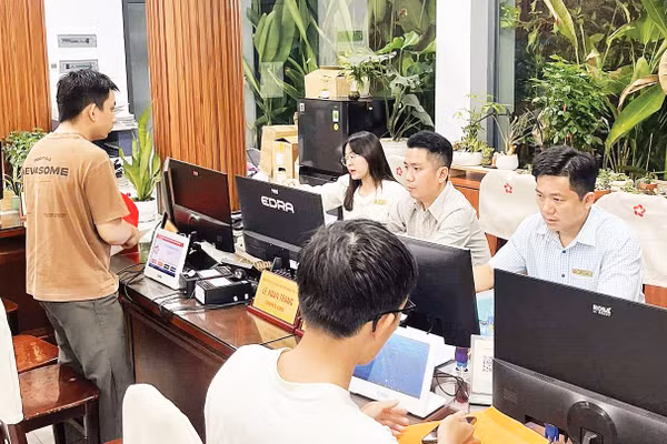 Nhiều công nhân và người lao động đến thực hiện các thủ tục hành chính sau giờ làm việc. Ảnh: Ủy ban nhân dân phường Linh Xuân