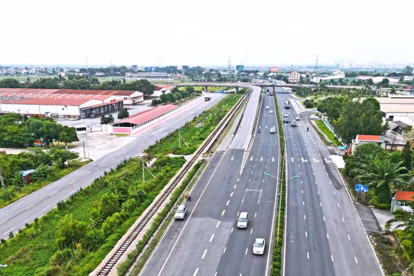 Việc đầu tư tuyến đường nối trục đông - tây có ý nghĩa quan trọng, mở rộng không gian phát triển và kết nối TP Hải Phòng với cả vùng Đồng bằng sông Hồng. Ảnh: Hương Nguyên