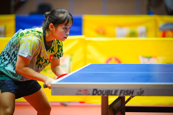 Thi đấu tự tin tại Giải vô địch bóng bàn quốc gia Báo Nhân Dân lần thứ 44 năm 2026. Ảnh | BẢO LONG