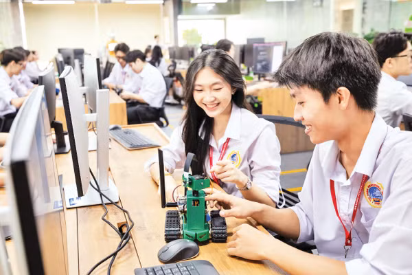 Sinh viên Trường đại học Quốc tế Sài Gòn được học tập cùng hệ sinh thái công nghệ hiện đại.