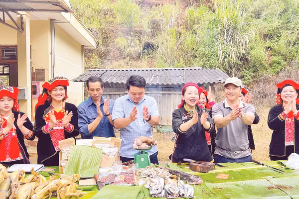 Phiên livestream “Về bản chốt đơn” đầu tiên được tổ chức tại bản Phiêng Lương, xã Gia Phù.