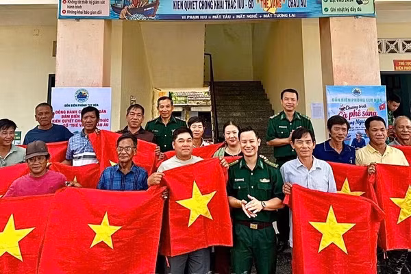 Đồn Biên phòng Tuy Hòa tặng cờ Tổ quốc cho ngư dân phường Phú Yên.