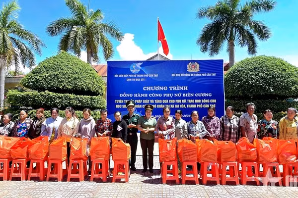 Ban tổ chức trao quà tặng hội viên phụ nữ và học bổng hỗ trợ các em học sinh có hoàn cảnh khó khăn trên địa bàn xã Lai Hòa (TP Cần Thơ).