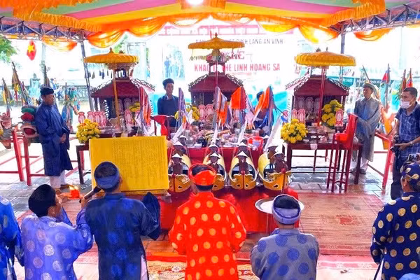Lễ Khao lề thế lính Hoàng Sa ở Lý Sơn (Quảng Ngãi).
