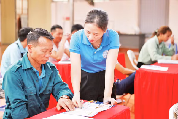 Hoạt động tuyên truyền người dân tham gia BHXH tự nguyện.