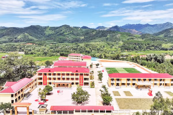 Trường Phổ thông nội trú tiểu học và trung học cơ sở Bình Liêu vừa khánh thành dịp khai giảng năm học 2026-2027 sẽ sử dụng điện mặt trời mái nhà.
