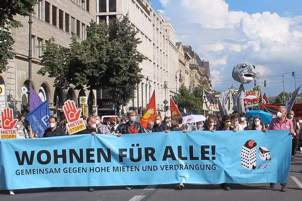 Người dân biểu tình vì giá nhà quá cao ở Berlin. Ảnh | CHRISTIAN MANG/ REUTERS