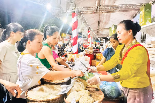 Một gian hàng trong tuần lễ nông sản và thực phẩm an toàn do tỉnh Sơn La tổ chức tại thành phố Hải Phòng.