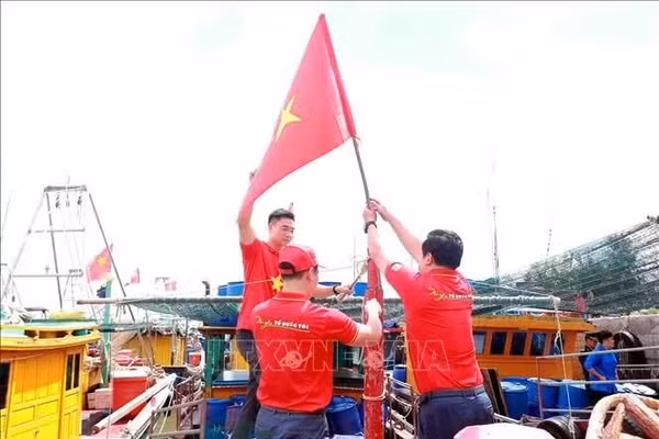 Cờ Tổ quốc cùng ngư dân Hưng Yên vươn khơi, bám biển. 
