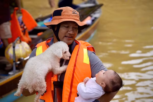 Đào Đặng Công Trung trong một lần đi cứu giúp bà con trong lũ dữ tại Đà Nẵng. Ảnh | NGUYỄN ĐÔNG