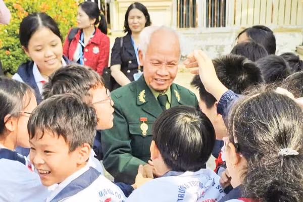 Cựu tù Côn Đảo giao lưu, kể chuyện với giáo viên và học sinh trên địa bàn thành phố Bắc Ninh. Ảnh: Lâm Anh