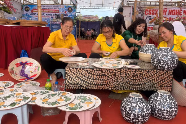 Các nữ nghệ nhân sơn mài làng nghề Bối Khê, xã Chuyên Mỹ tại Lễ trưng bày, giới thiệu sản phẩm và trình diễn nghề 2026. (Ảnh: DIỆU THƯƠNG)