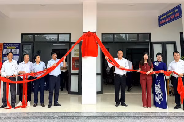 Lãnh đạo Ủy ban nhân dân xã Đan Phượng khánh thành Nhà văn hóa-Khu thể thao thôn Đông Khê. (Ảnh: DIỆU THƯƠNG)