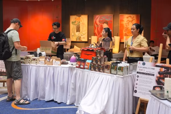 Các đại biểu tham quan gian hàng cà-phê Sơn La tại sự kiện. (Ảnh: DIỆU THƯƠNG)