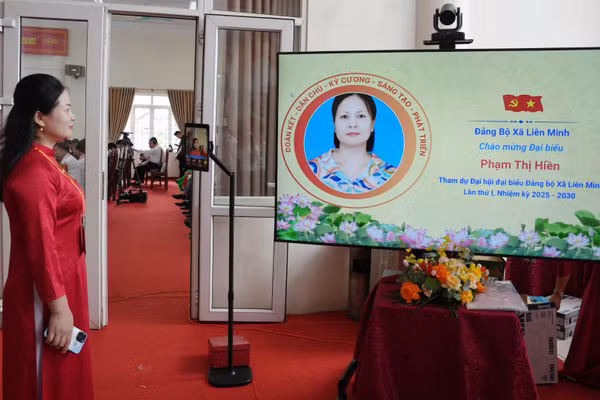 Xã Liên Minh ứng dụng công nghệ quét Face ID cho đại biểu tham dự Đại hội Đảng bộ xã, nhiệm kỳ 2025-2030. (Ảnh: DIỆU THƯƠNG)