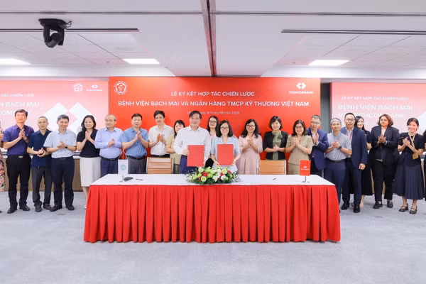 Phó Giáo sư, Tiến sĩ Đào Xuân Cơ, Giám đốc Bệnh viện Bạch Mai và bà Nguyễn Thu Lan, Phó Chủ tịch Hội đồng quản trị Techcombank thực hiện nghi thức ký kết Biên bản hợp tác. (Ảnh: THẾ ANH)