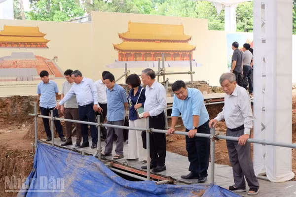 Các nhà khoa học khảo sát công trường khai quật khảo cổ tại nền Điện Kính Thiên.