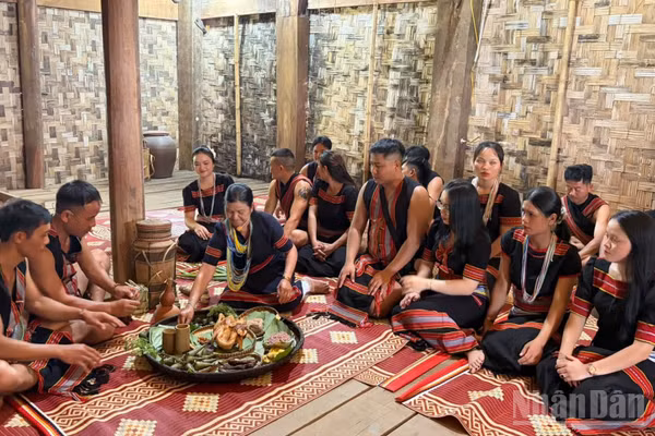 Giới thiệu văn hóa đồng bào Tây Nguyên tại Làng Văn hóa-Du lịch các dân tộc Việt Nam.