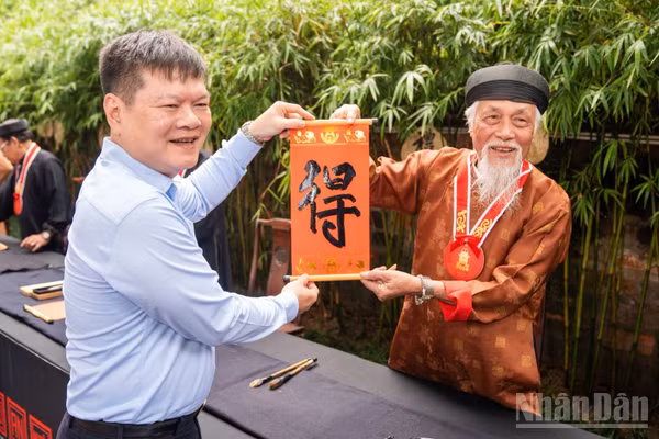 Khách du lịch phấn khởi nhận quà tặng khi tham gia chương trình.