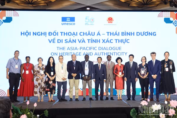 Các đại biểu chụp hình lưu niệm trong phiên bế mạc.