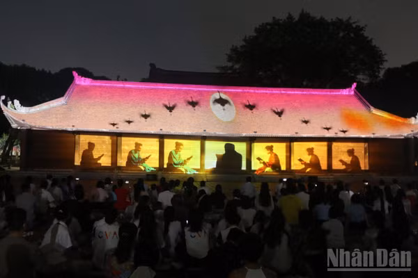 Bộ phim 3D Mapping về sự ra đời, phát triển của Quốc Tử Giám gây ấn tượng bằng những hình ảnh sống động, đẹp mắt. (Ảnh: Giang Nam)