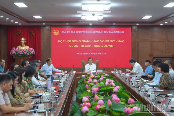 Ban Chỉ đạo Cuộc thi chính luận lần thứ sáu tiến hành họp Hội đồng giám khảo vòng sơ khảo cuộc thi. (Ảnh: HẢI ĐĂNG)
