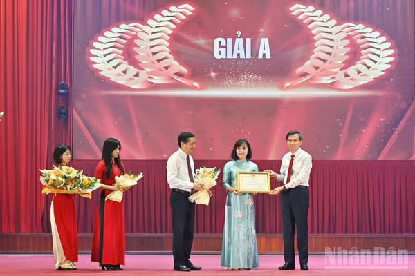 Đồng chí Đoàn Minh Huấn và đồng chí Nguyễn Long Hải trao bằng khen tặng các tác giả đạt giải A của cuộc thi. (Ảnh: THỦY NGUYÊN)