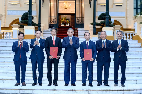 Tổng Bí thư, Chủ tịch nước Tô Lâm và các đại biểu dự Lễ trao Quyết định bổ nhiệm hai Đại sứ nước Cộng hòa xã hội Chủ nghĩa Việt Nam tại nước ngoài. (Ảnh: ĐĂNG KHOA)