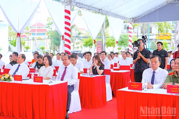 Các đại biểu lãnh đạo tỉnh Cà Mau và đông đảo tầng lớp nhân dân tham dự Lễ phát động "Ngày hội toàn dân học tập số". (Ảnh: HỮU TÙNG)