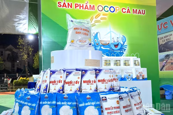 Các sản phẩm muối Cà Mau đạt chứng nhận OCOP và có chỉ dẫn địa lý được trưng bày, quảng bá rộng rãi tại các sự kiện xúc tiến thương mại. (ảnh HỮU TÙNG).