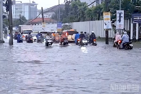 Nước ngập sâu tại khu vực ngã tư Trần Hưng Đạo-Phan Ngọc Hiển của tỉnh Cà Mau. (Ảnh: HỮU TÙNG)