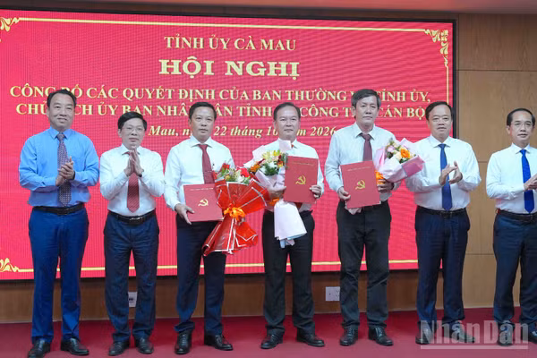 Các đồng chí Thường trực Tỉnh ủy Cà Mau tặng hoa chúc mừng các cán bộ chủ chốt là Ủy viên Ban chấp hành Đảng bộ tỉnh nhận nhiệm vụ mới. (Ảnh: HỮU TÙNG)