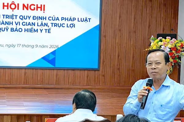 Phó Giám đốc Bảo hiểm xã hội Cà Mau Trịnh Trung Kiên phổ biến một số hoạt động liên quan cao điểm tuyên truyền xử lý hành vi gian lận, trục lợi quỹ bảo hiểm y tế. (Ảnh NGUYỄN ĐẠT)