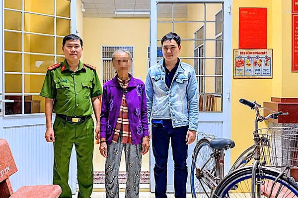 Đại diện Công an xã Vĩnh Mỹ (tỉnh Cà Mau) bàn giao bà H.T.T. cùng phương tiện cho người thân đưa về gia đình an toàn. (Ảnh do Công an xã Vĩnh Mỹ cung cấp)