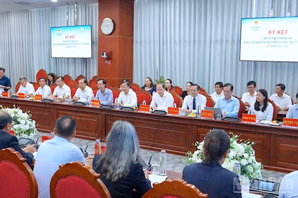 Quang cảnh buổi làm việc giữa Saigontourist Group với lãnh đạo tỉnh Cà Mau. (Ảnh: HỮU TÙNG)