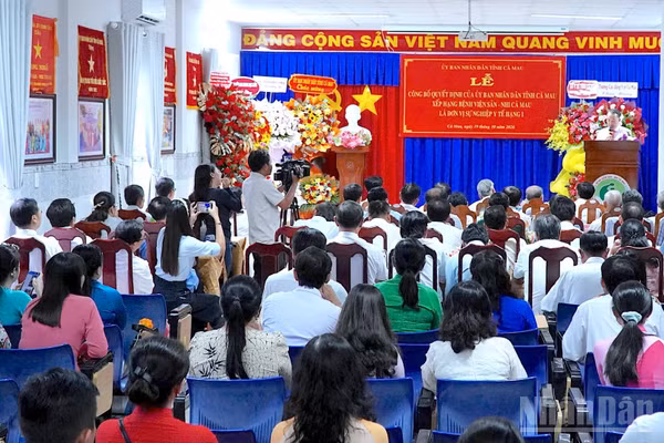 Quang cảnh lễ công bố quyết định của Ủy ban nhân dân tỉnh công nhận bệnh viện hạng I đối với Bệnh viện Sản-Nhi Cà Mau. (Ảnh: HỮU TÙNG)