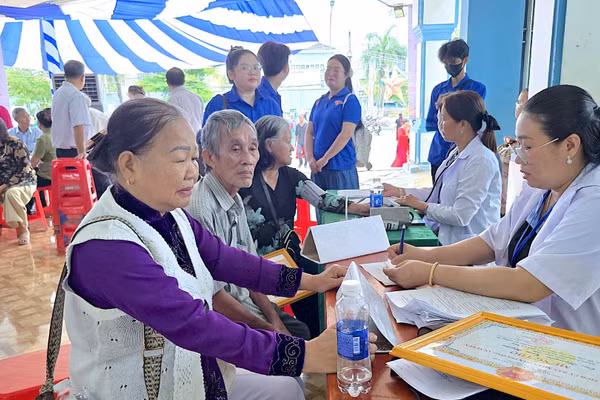 Hoạt động tư vấn sức khỏe, khám sàng lọc cho người cao tuổi sau lễ phát động tại Cà Mau. (ảnh HOÀN THÀNH)