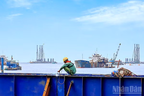 Không khí lao động hăng say trên đại công trường trọng điểm giữa trùng khơi Cà Mau. (Ảnh: HỮU TÙNG)