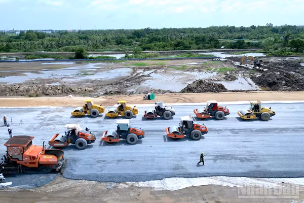Láng nhựa mặt đường chuẩn bị hoàn thiện đường cất, hạ cánh sân bay Cà Mau. (Ảnh: HỮU TÙNG)