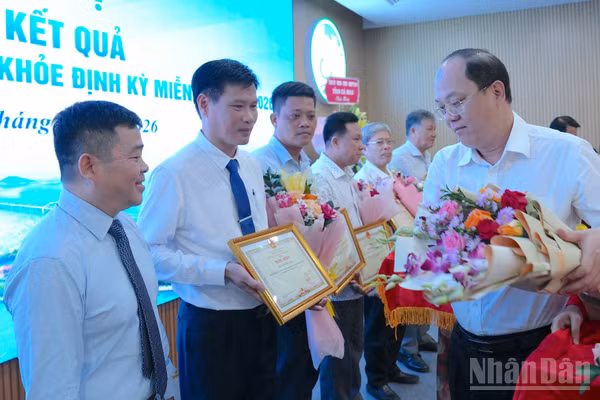 Đồng chí Nguyễn Hồ Hải, Ủy viên Trung ương Đảng, Bí thư Tỉnh ủy Cà Mau (bìa phải) trao tặng hoa và Bằng khen của Chủ tịch Ủy ban nhân dân tỉnh cho các tập thể tiêu biểu, xuất sắc tham gia thực hiện Nghị quyết 72 của Bộ Chính trị tại địa phương. (Ảnh: HỮU TÙNG)